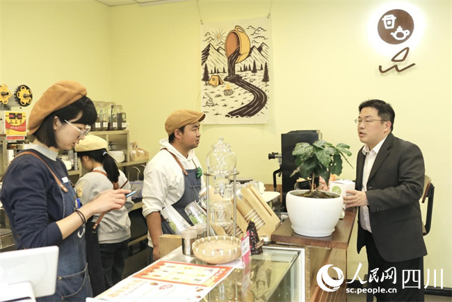 位于成都市郫都区的亚台青（成都）海峡青年创业园，总经理郭弘扬（右）正在与台青创客交流。王磊摄