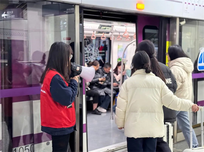 成都轨道集团青年志愿者进行文明出行引导。成都轨道集团供图