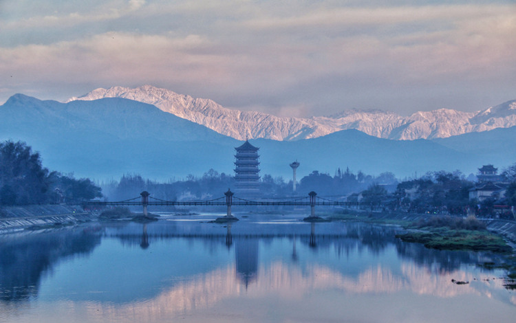 雪山下的古镇。崇州市委宣传部供图