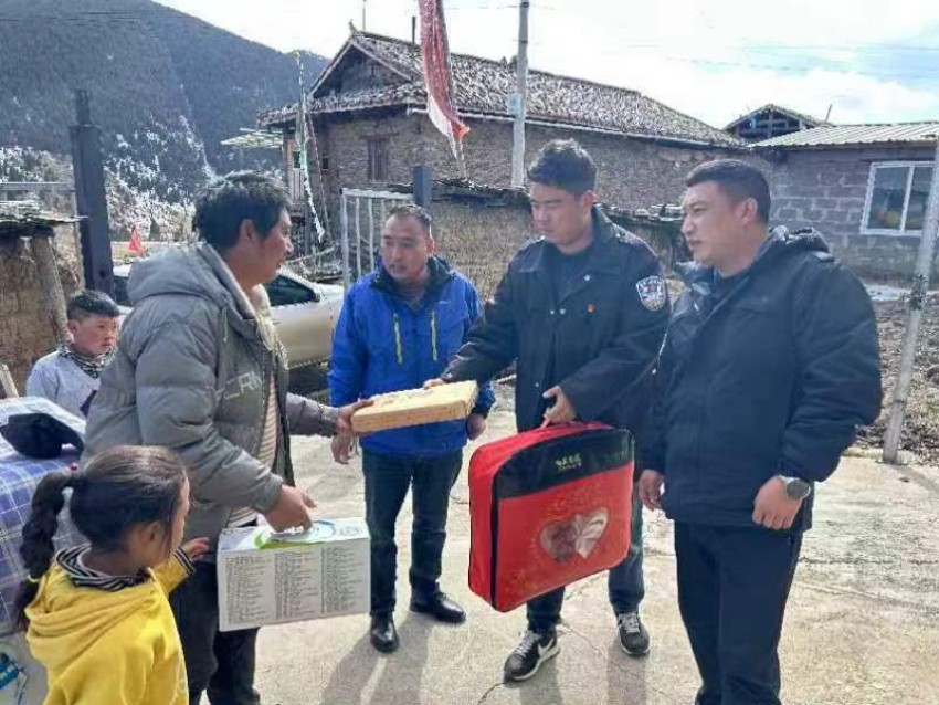 為群眾送去慰問品。鬆潘縣委組織部供圖