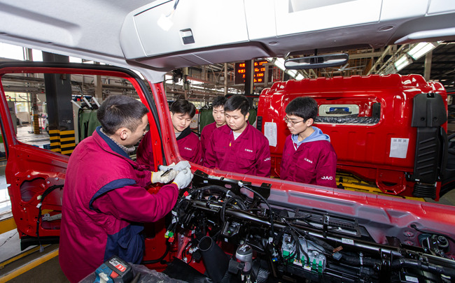 四川职业技术学院汽车学院学生在四川江淮汽车生产线上跟岗学习。吴奉家摄