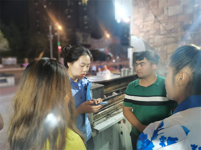 安岳縣公安局工業園派出所社區民警李新與社區居民溝通交流。圖片來源：資陽市公安局