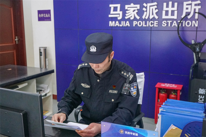 曾艳军正在查看材料。新都公安供图