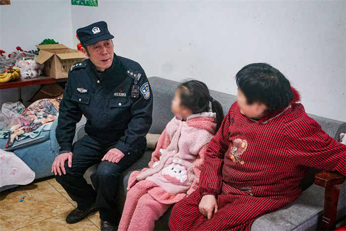 曾艳军走访群众。新都公安供图