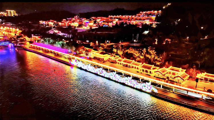 嘉陵江畔的凤街夜景。利州区委宣传部供图
