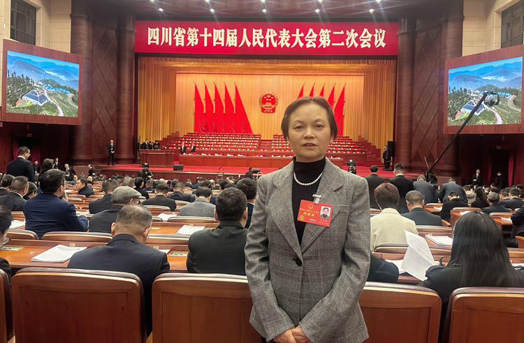 2024年1月，肖紅梅出席四川省第十四屆人民代表大會第二次會議。成都市稅務局供圖