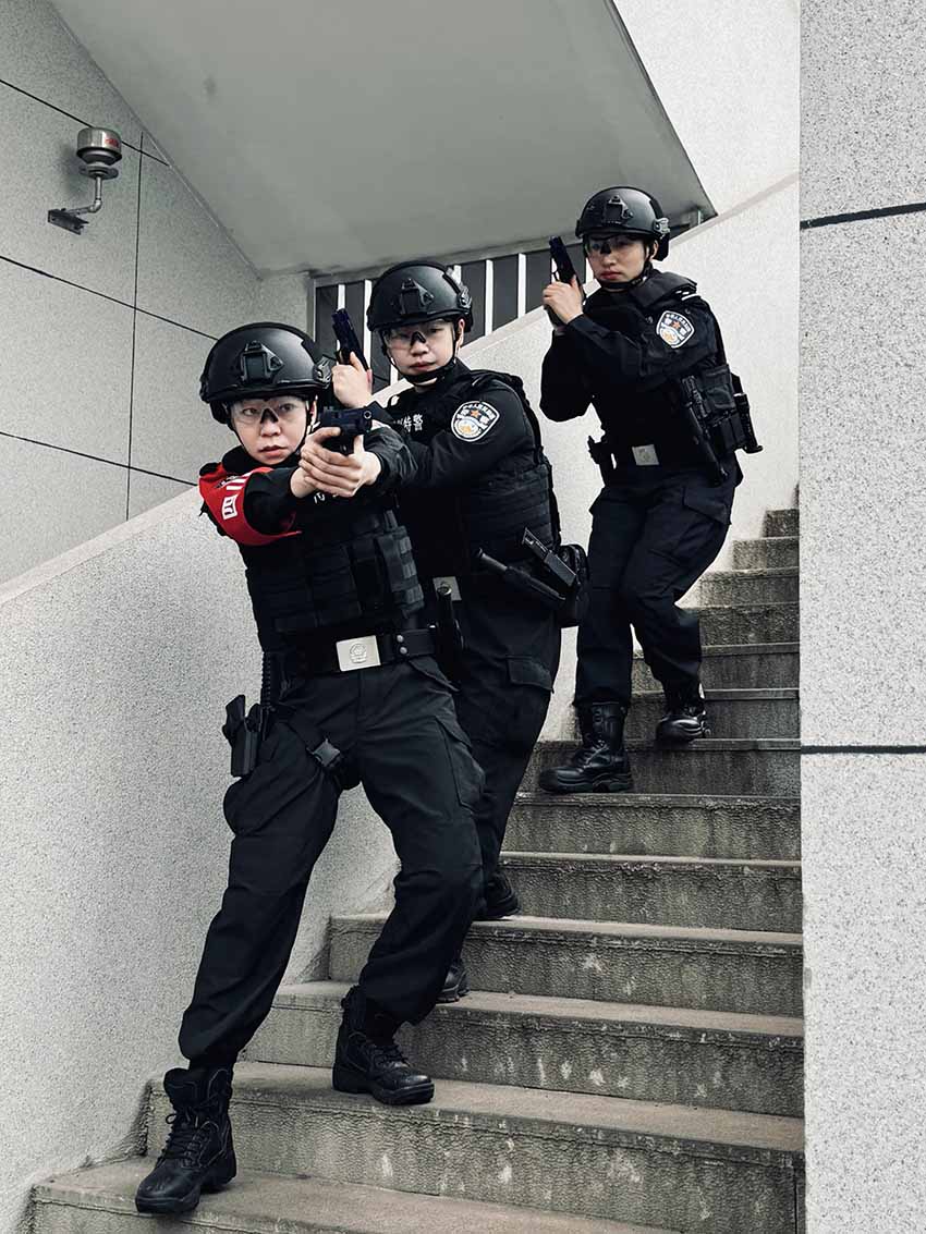 女特警战术配合。四川公安供图