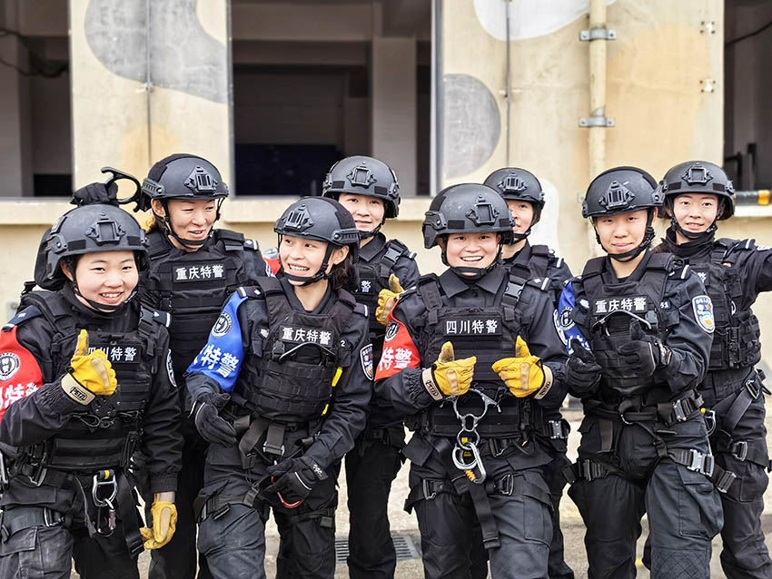 川渝特警合影。四川公安供图