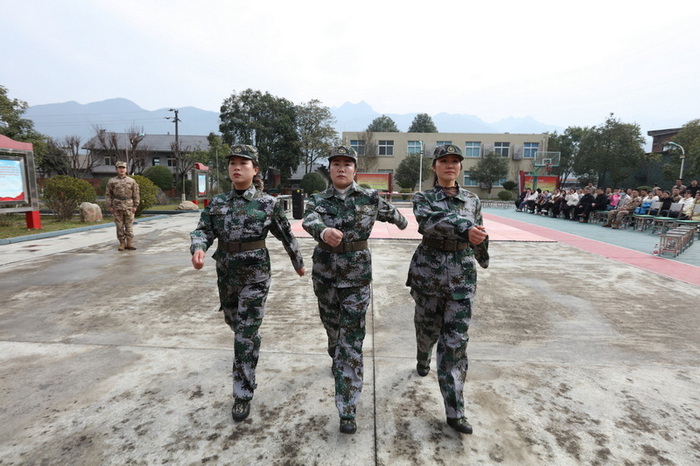 退役女兵展軍姿 馬發海攝