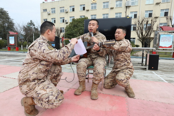 武警中隊官兵彈吉他  馬發海攝
