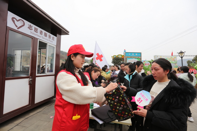志愿者为获奖选手发放奖品  马发海摄