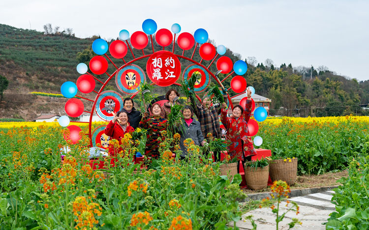 游客和菜花合影。羅江區融媒體中心供圖