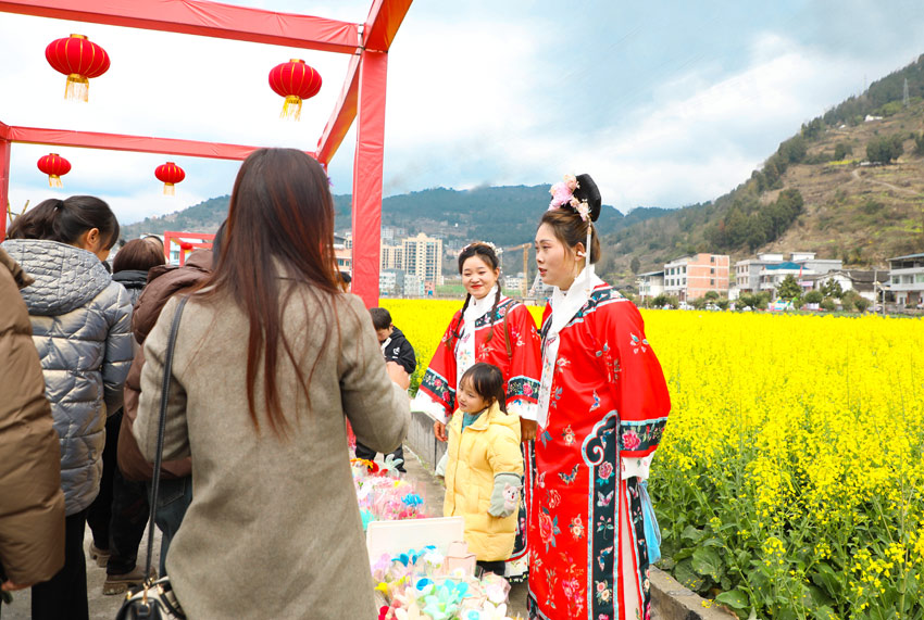 摊贩们忙碌地支起各式小摊