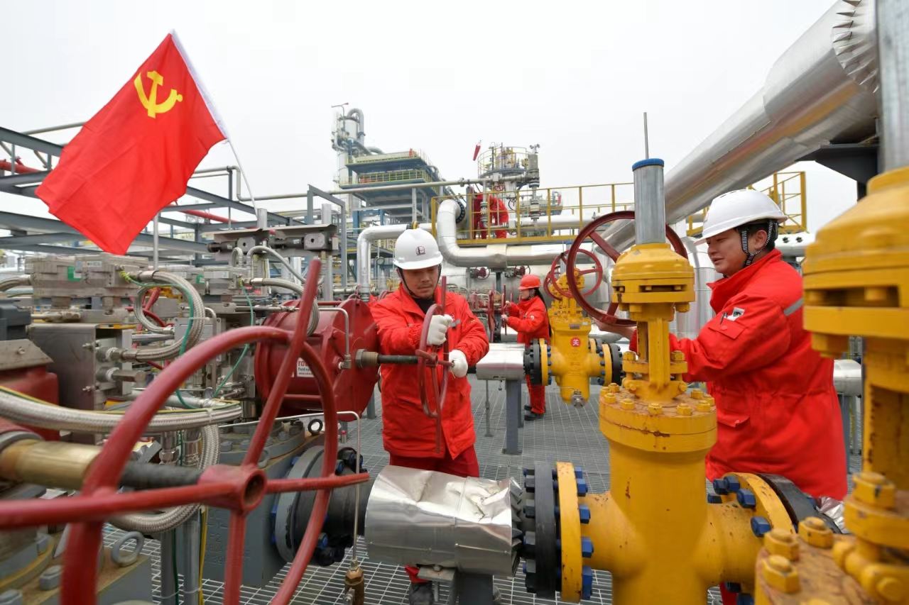 中国石化川西气田员工正在调解生产设备。潘积尚供图