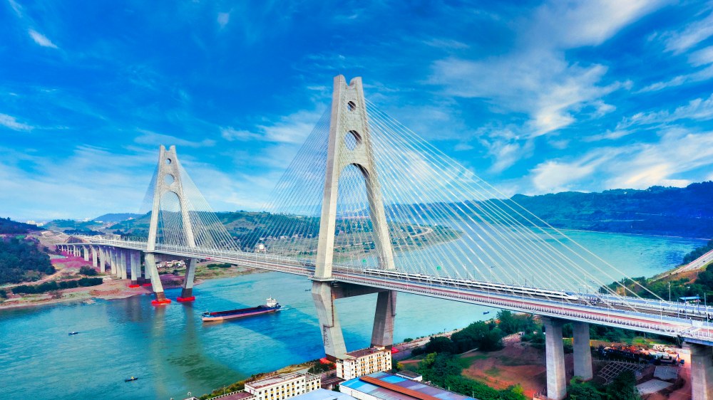 蜀道集团主导投资建设成宜高铁、宜宾临港长江大桥。蜀道集团供图
