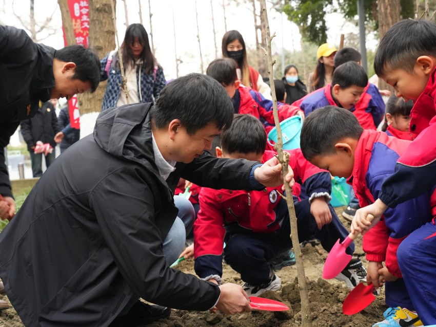 小朋友正在植樹。向宇供圖