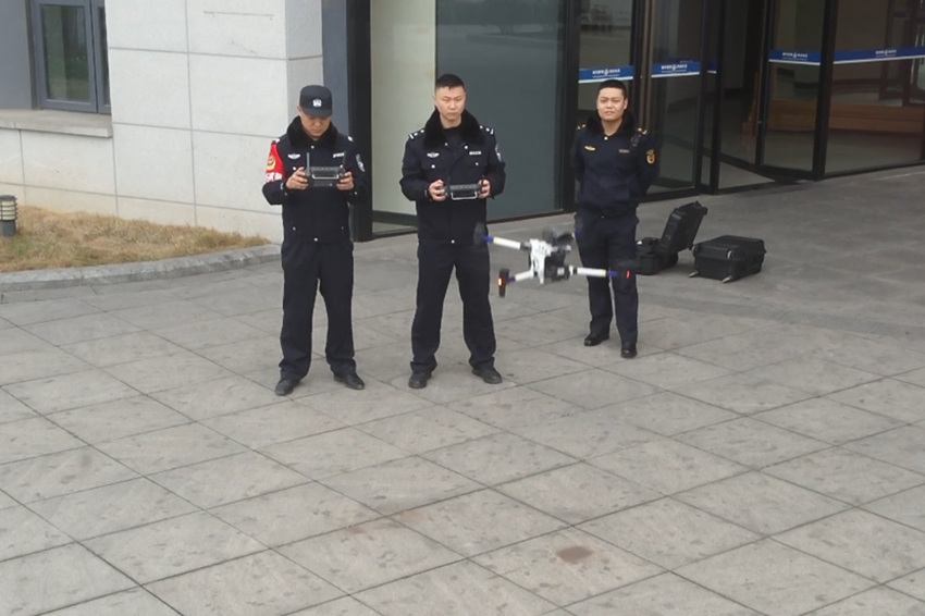 民警正在操作警用无人机寻找走散孩童。成都公安供图