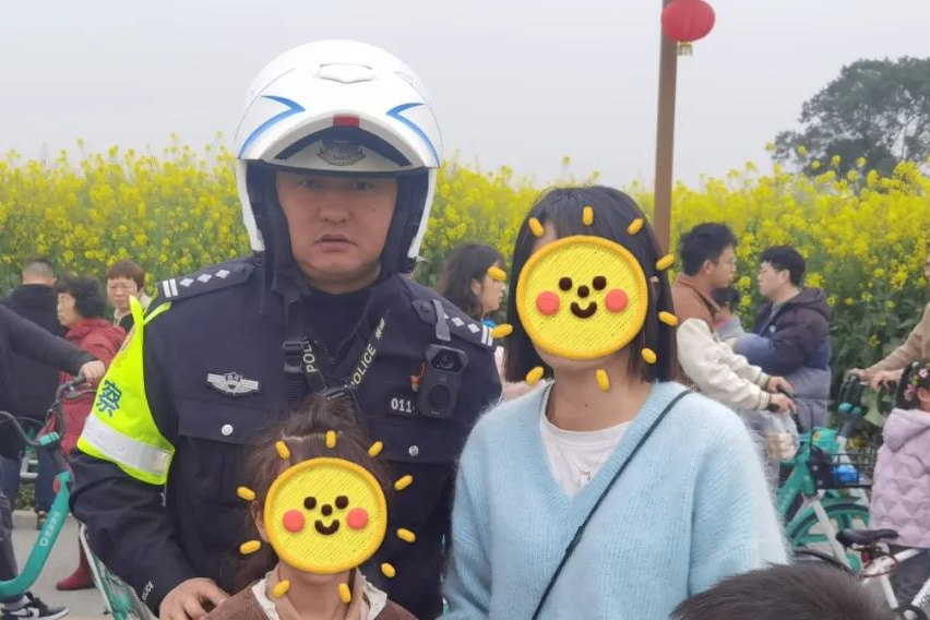 民警助家长找回失散孩童。成都公安供图