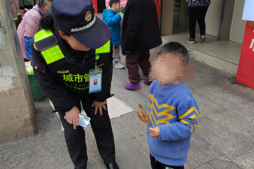 城管温柔地安抚着小男孩。安岳县委宣传部供图
