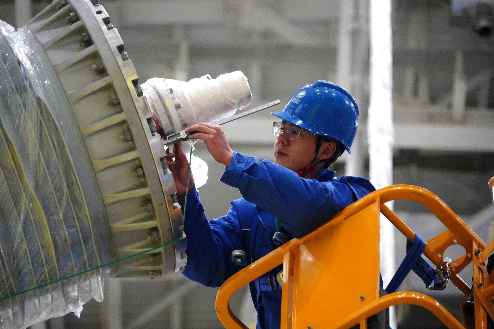 國網四川電力藏族員工次爾杜吉在布拖換流站驗收變壓器套管。鄭自豪攝