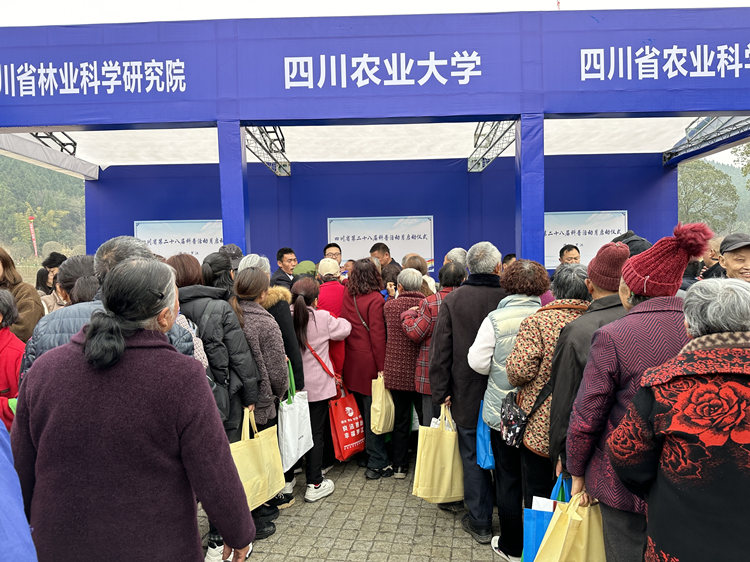 村民排队免费领取农资产品。罗江区融媒体中心供图
