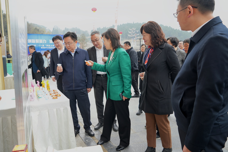 嘉宾看德阳造的科技产品。罗江区融媒体中心供图