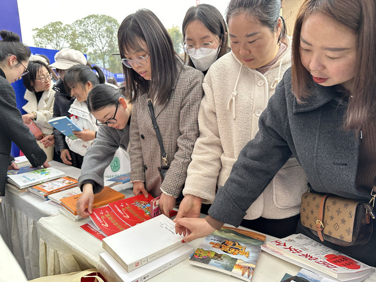 市民领取科普读物。罗江区融媒体中心供图