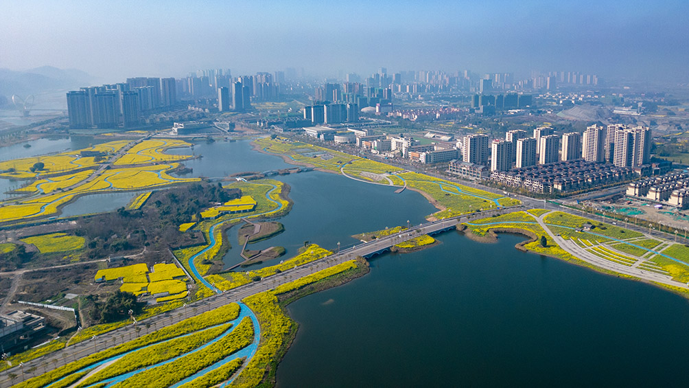 航拍五湖四海湿地公园和城市面貌。翁光建摄
