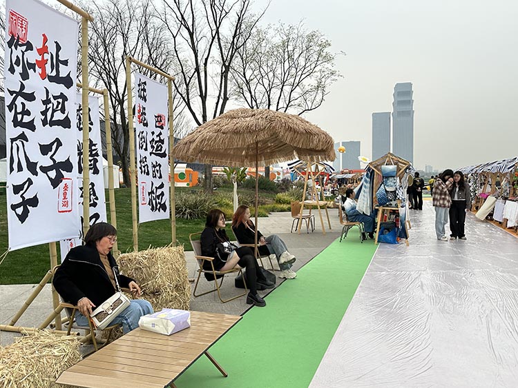 游客体验成都慢生活。天府新区融媒体中心供图