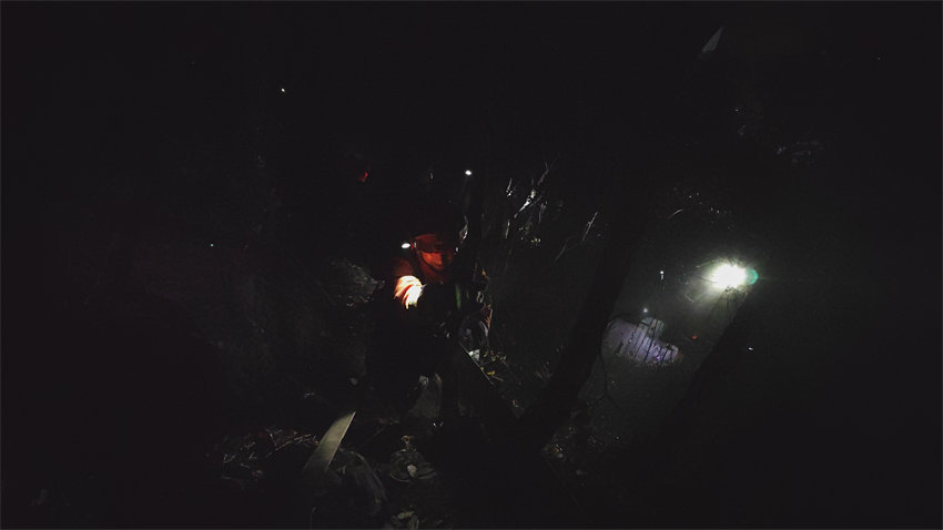 穿梭在黑夜裡的救援人員 四川省森林消防總隊供圖