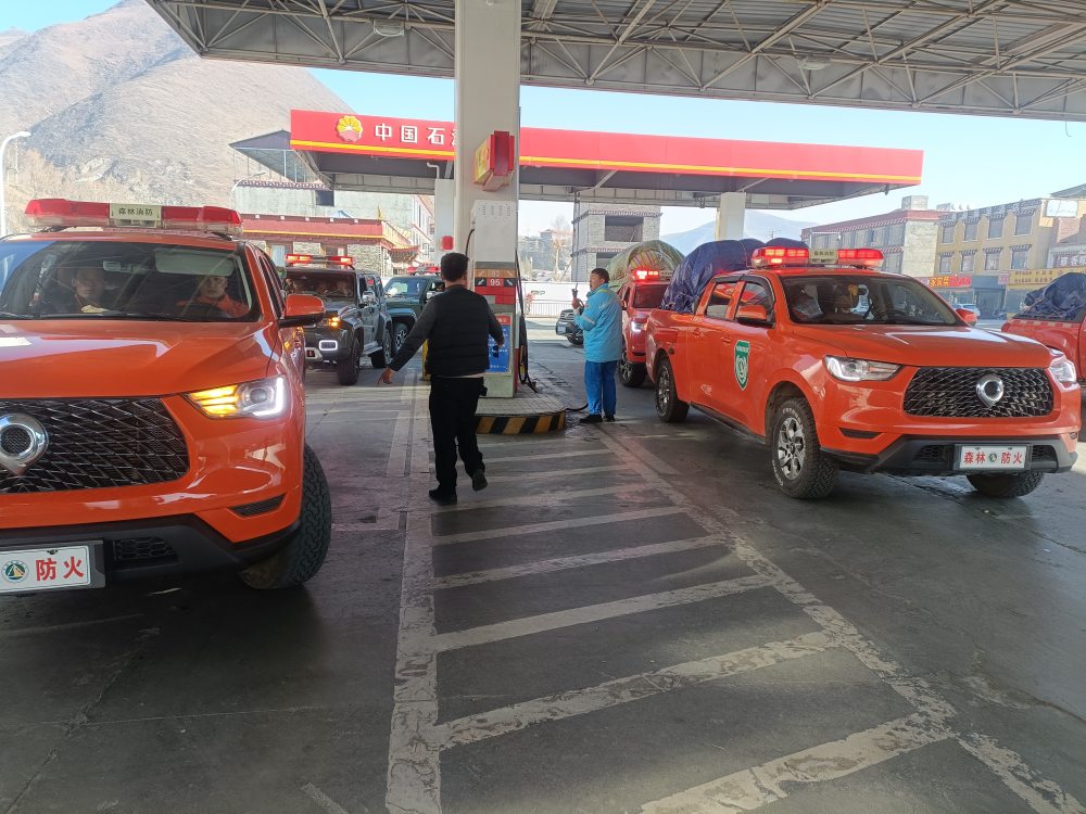工作人員正緊鑼密鼓地為救援車輛加油。中國石油四川銷售公司公司供圖