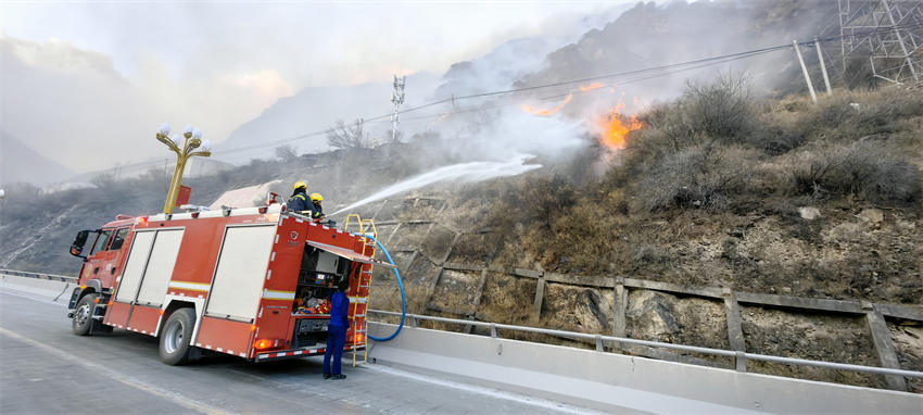 甘孜州消防救援支隊救援人員對雅江往理塘方向左右兩側火點進行扑救。四川省消防救援總隊供圖