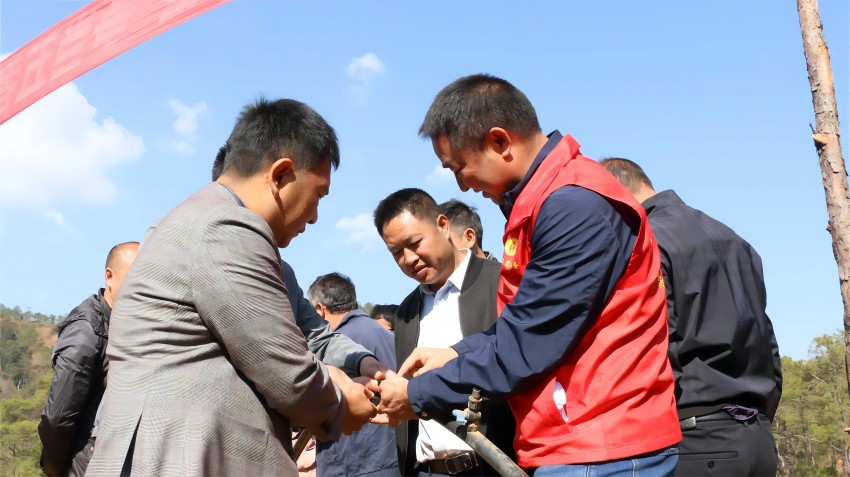 滴灌管组装操作演示。攀枝花市盐边县烟草专卖局（分公司）供图