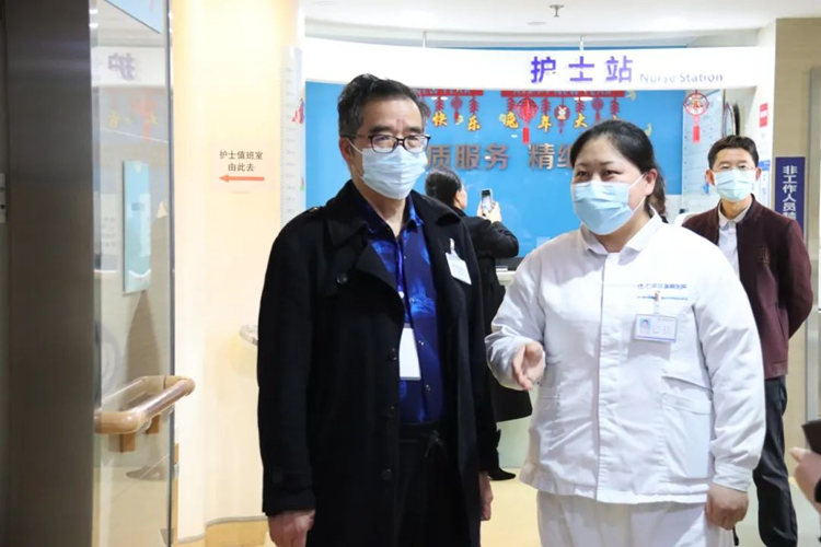 成都仁品“第6届社会监督员”在医院走访。徐田莉摄