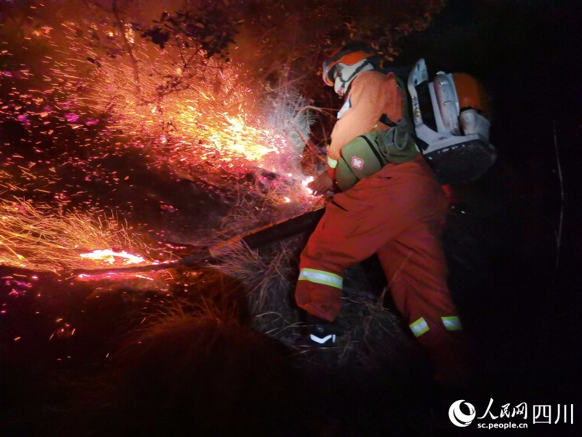 四川省森林消防總隊涼山州支隊森林消防員正在全力扑救山火。樊文淵攝