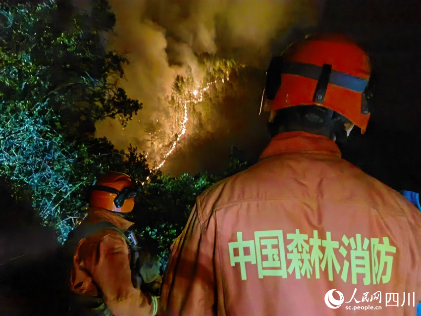 四川省森林消防总队凉山州支队森林消防员正在全力扑救山火。樊文渊摄