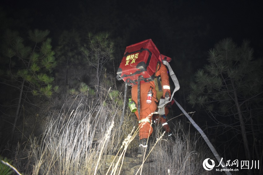 四川省森林消防总队攀枝花市支队森林消防员正在搬运物资。殷豪良摄
