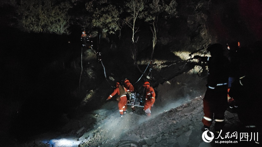 四川省森林消防总队攀枝花市支队森林消防员正在全力扑救山火。殷豪良摄