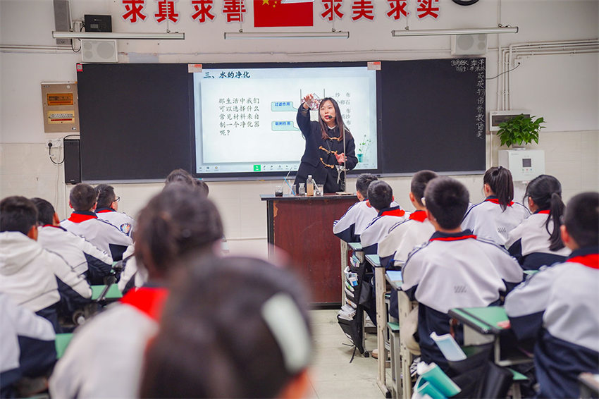 3月20日，四川省眉山市彭山区第三中学老师在课堂上为学生讲解净水知识。翁光建摄