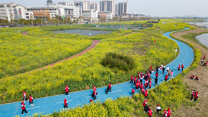 3月20日，四川省眉山市彭山区第三中学师生志愿者在五湖四海湿地公园湖边捡拾垃圾。翁光建摄
