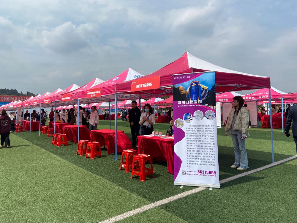 参会企业正在布置展位。夏铭悦摄