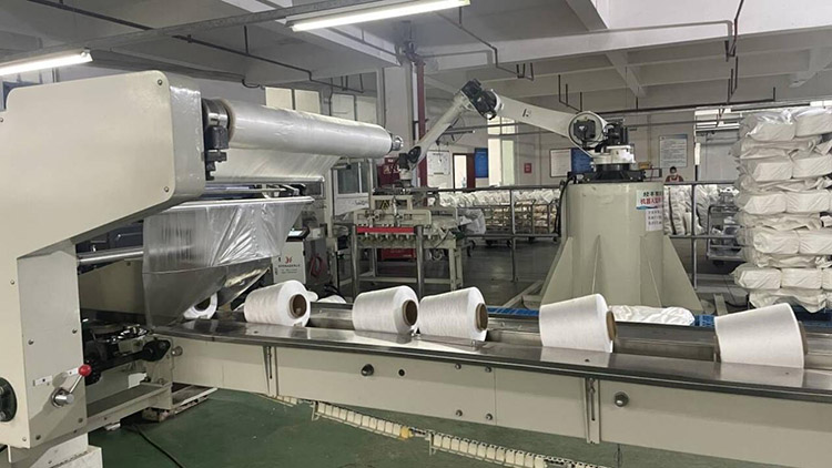 包装一体化机正在对产品进行包装。叙州区融媒体中心供图