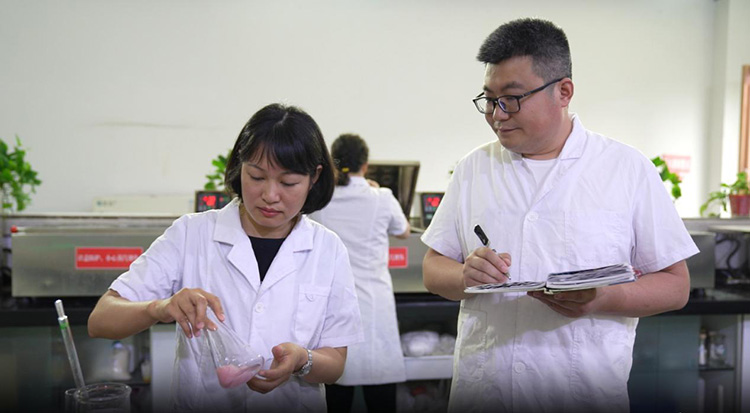 技术人员正在对纱线进行染色实验。叙州区融媒体中心供图