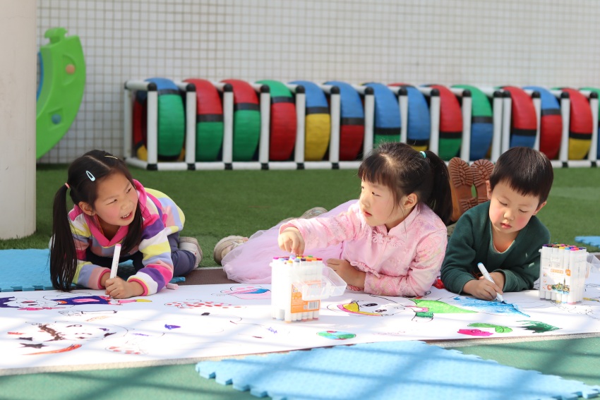孩子们正在参加巧手绘长卷活动现场。成都市第三幼儿园528园区供图