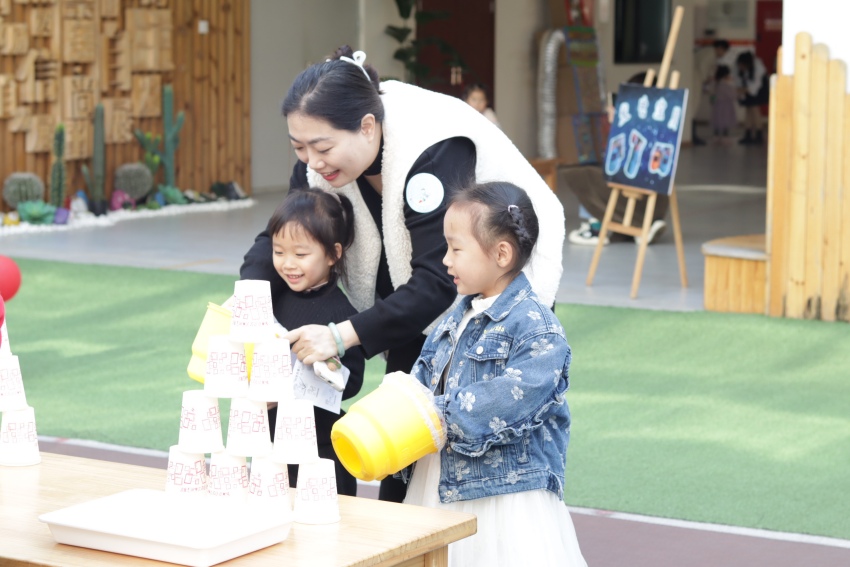 孩子和家长正在参加现场活动。成都市第三幼儿园528园区供图