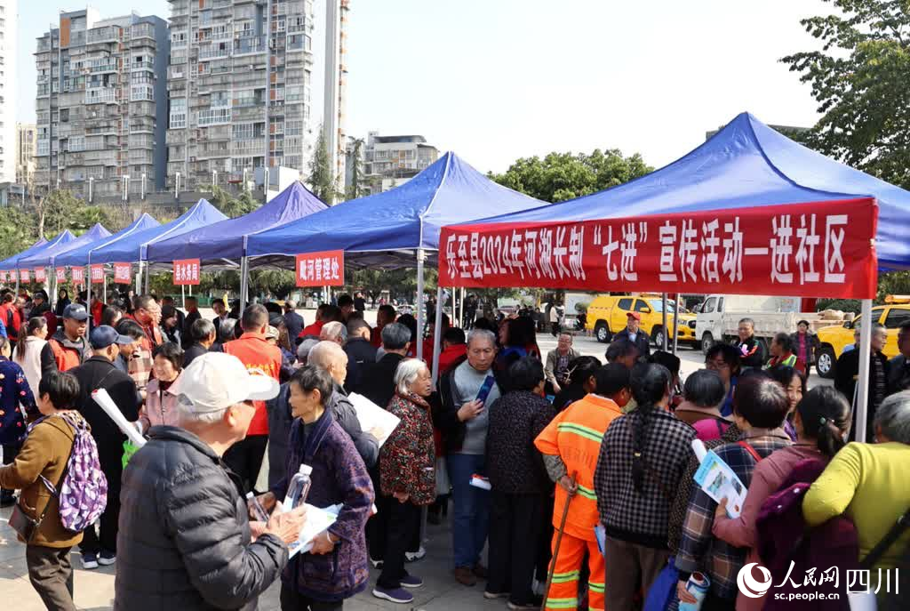 群众积极了解节水知识。孙小红摄