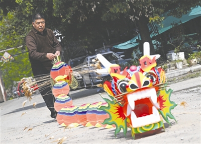 高加輝和他制作的風箏
