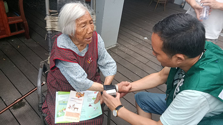 “家庭医生”入户为村民检查身体。什邡市民族医院供图