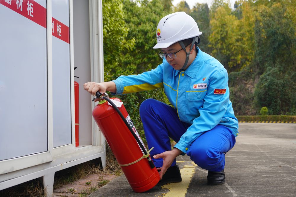 工作中的雷博。 中国石油四川销售公司