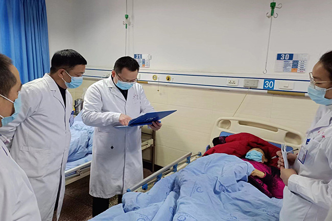 名中医带教指导。荣县融媒体中心供图
